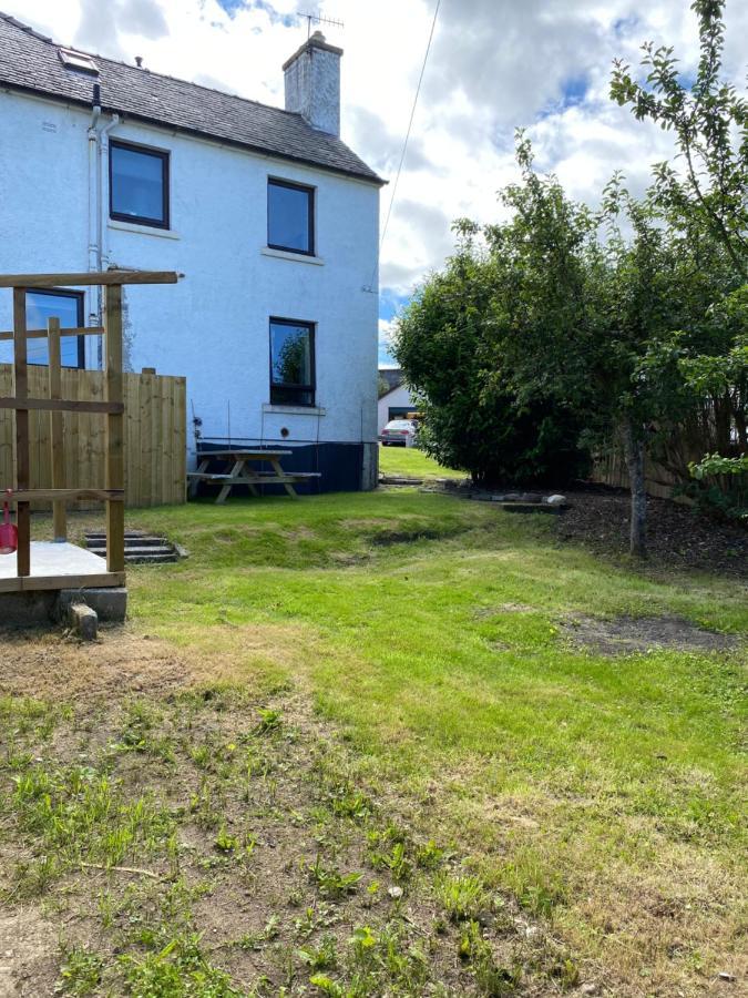 No 5 Newly Refurbished 4 Bedroom House Cononbridge Extérieur photo