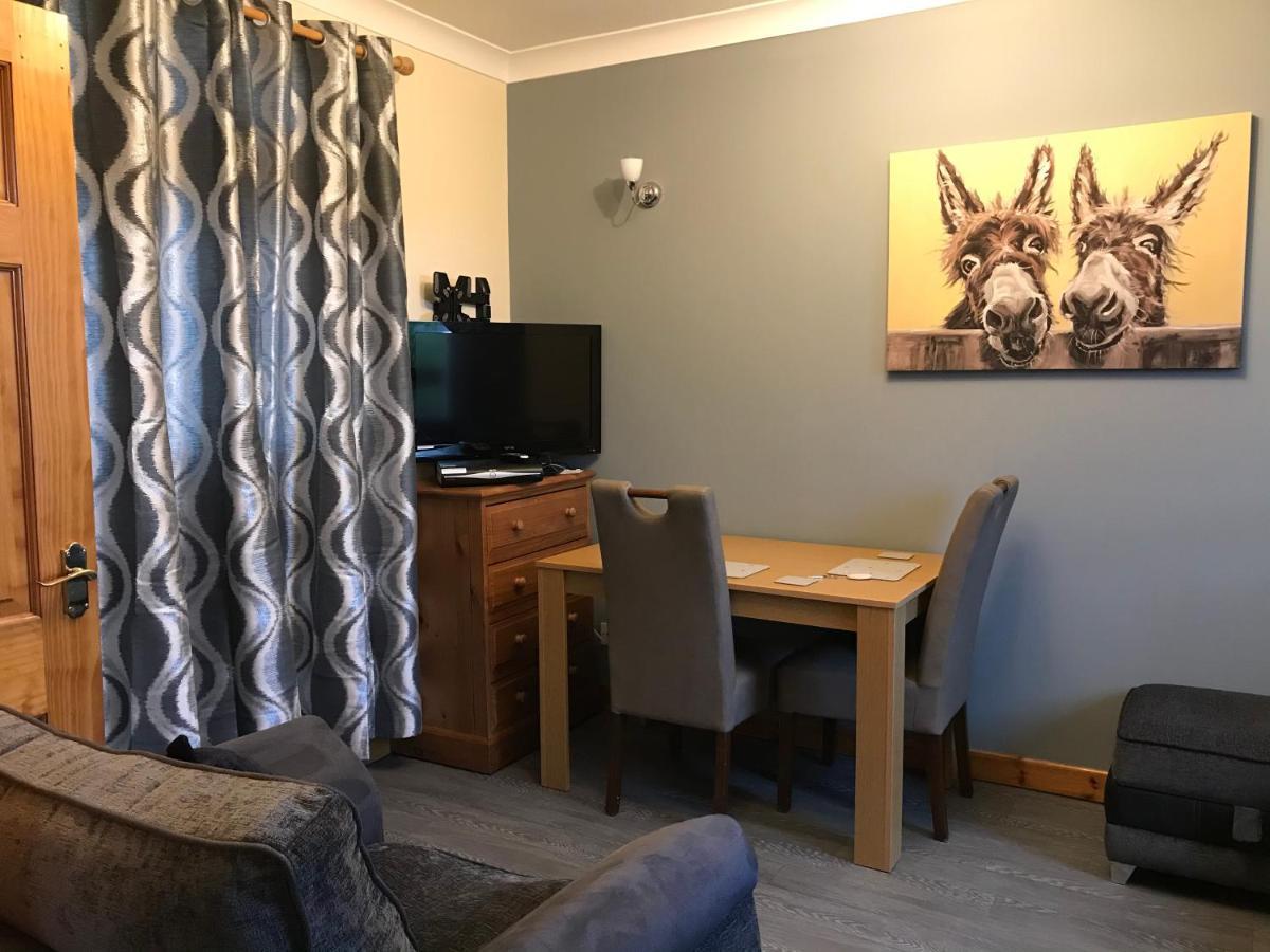 No 5 Newly Refurbished 4 Bedroom House Cononbridge Extérieur photo