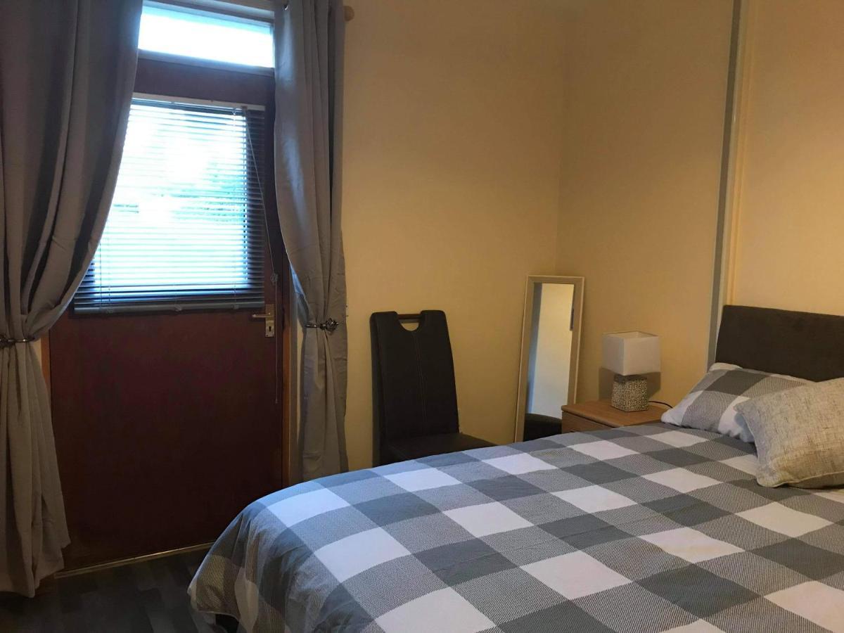 No 5 Newly Refurbished 4 Bedroom House Cononbridge Extérieur photo